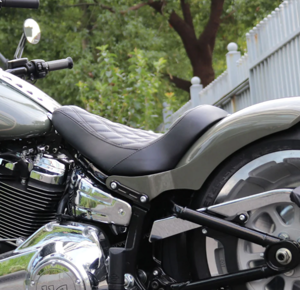 Jok motor dengan pola garis-garis yang dinamis